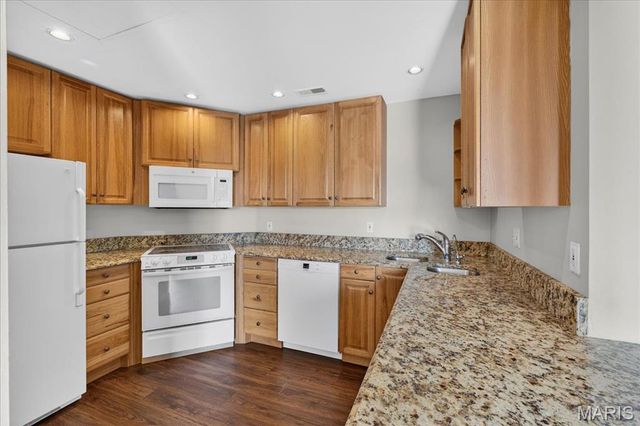 9117 N Swan Circle, St Louis, MO 63144