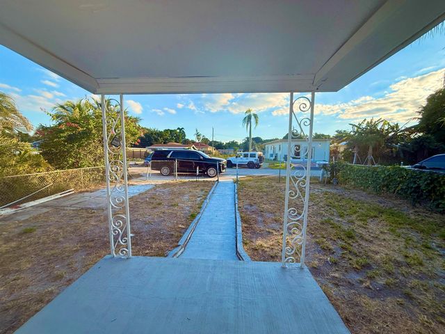 1093 Highview Road, Lantana, FL 33462