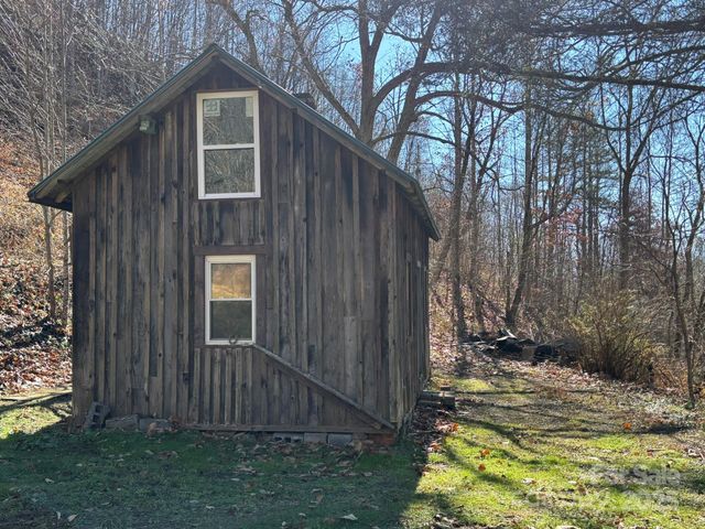 520 Renfro Road, Green Mountain, NC 28740