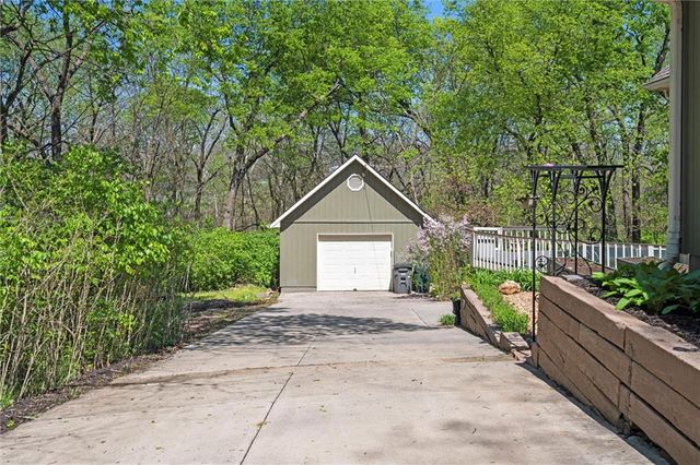 26208 S Southwood Road, Harrisonville, MO 64701