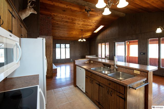 33 Lakewood Drive, Columbus, NE 68601