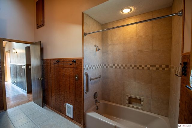 33 Lakewood Drive, Columbus, NE 68601