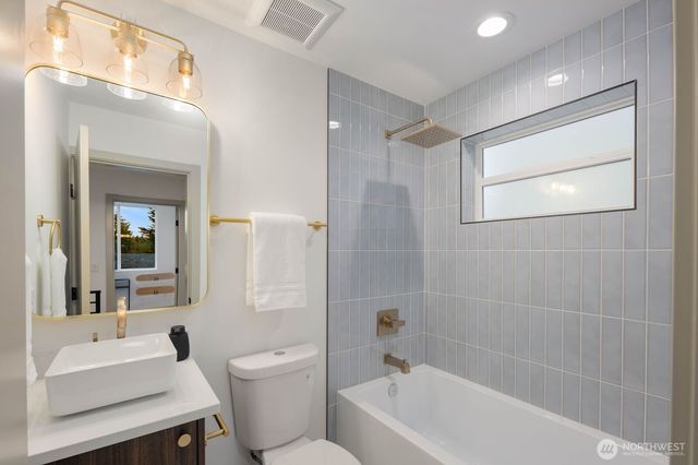 5921 32nd Avenue SW, Seattle, WA 98126