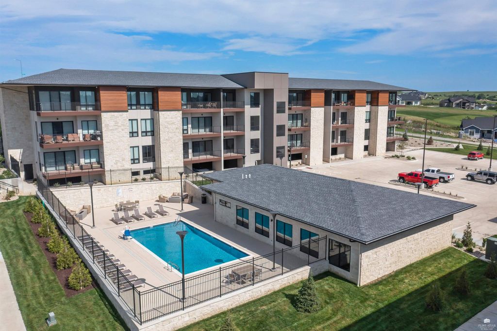 3010 Fieldhouse Cir Apt 108, Manhattan, KS 66503