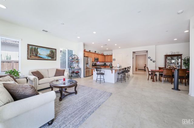 9801 Tallin Place, Bakersfield, CA 93306
