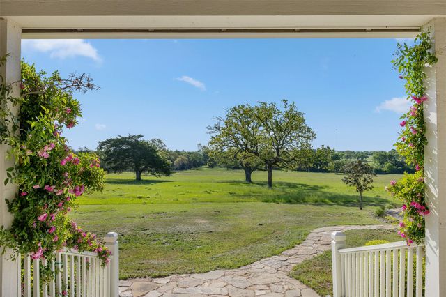 2730 Wunderlich RD, Fayetteville, TX 78940