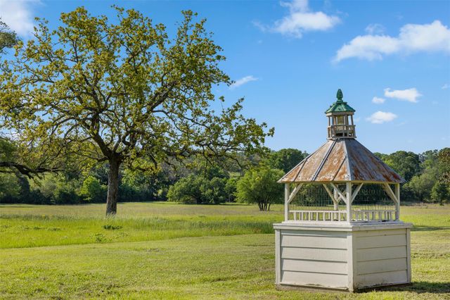 2730 Wunderlich RD, Fayetteville, TX 78940