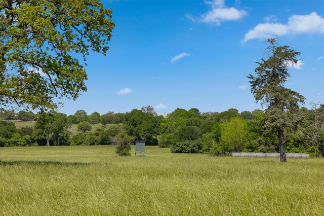 2730 Wunderlich RD, Fayetteville, TX 78940