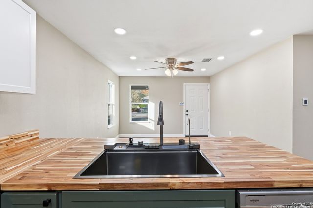 127 Roosevelt Drive, Seguin, TX 78155