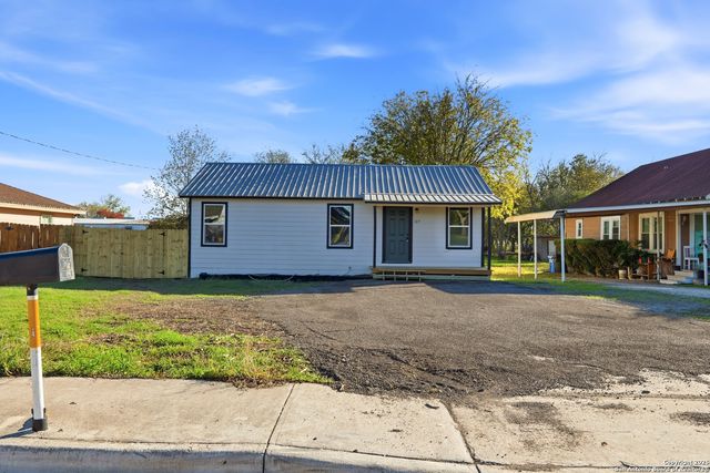 127 Roosevelt Drive, Seguin, TX 78155