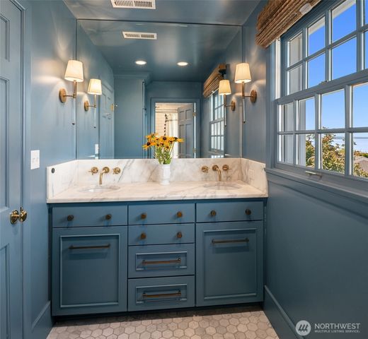 1515 28th Avenue W, Seattle, WA 98199