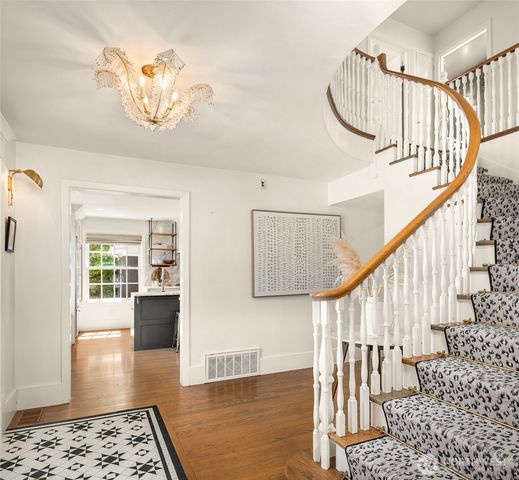 1515 28th Avenue W, Seattle, WA 98199