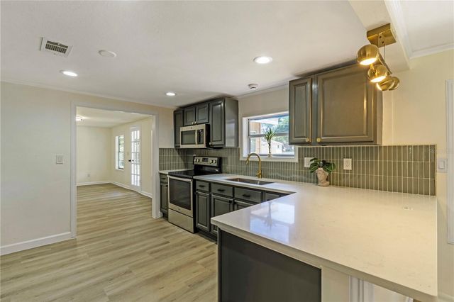 305 S ROSSITER STREET, Mount Dora, FL 32757