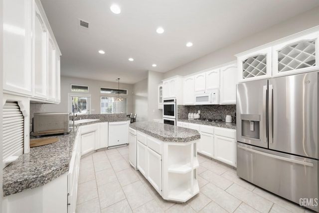 15520 Arabella Avenue, Bakersfield, CA 93314