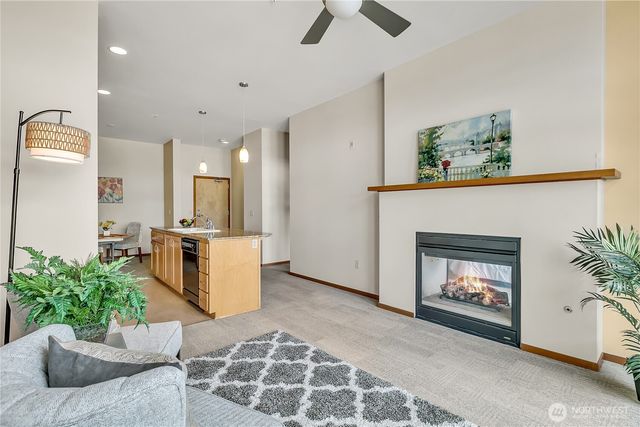210 W Pioneer #316, Puyallup, WA 98371