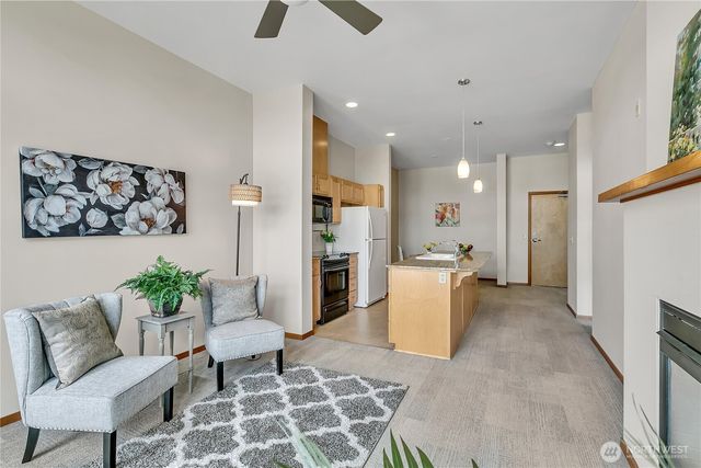 210 W Pioneer #316, Puyallup, WA 98371