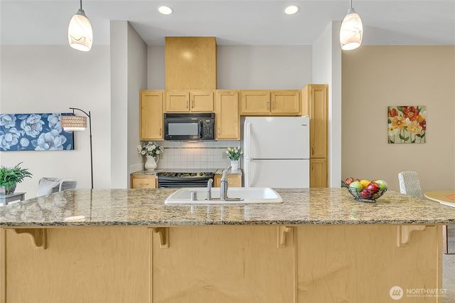210 W Pioneer #316, Puyallup, WA 98371