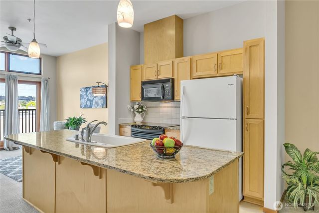 210 W Pioneer #316, Puyallup, WA 98371