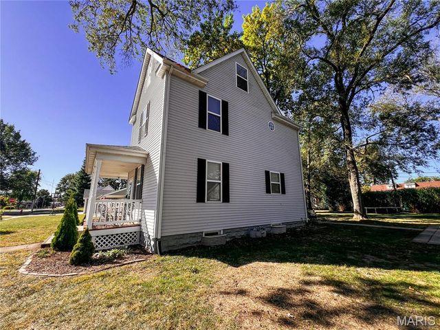 951 10th Street, Carlyle, IL 62231