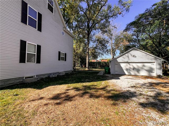 951 10th Street, Carlyle, IL 62231