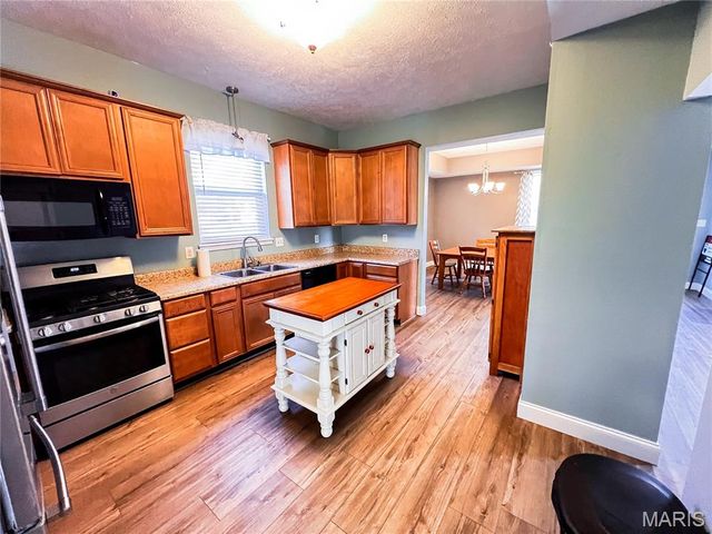 951 10th Street, Carlyle, IL 62231