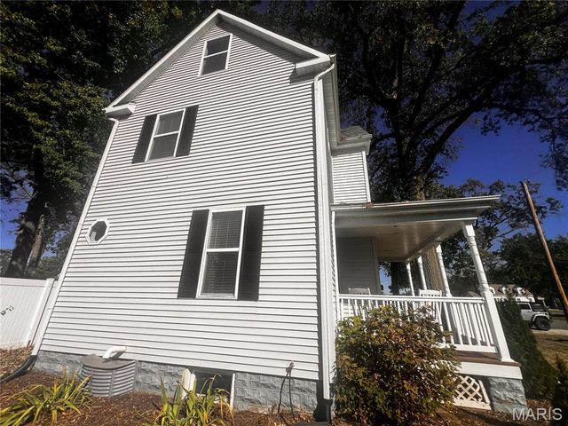 951 10th Street, Carlyle, IL 62231