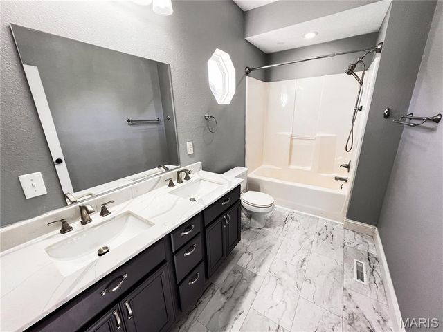 951 10th Street, Carlyle, IL 62231