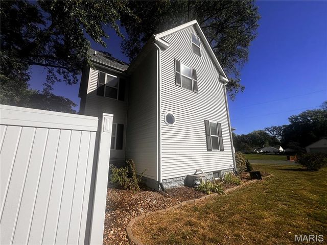 951 10th Street, Carlyle, IL 62231