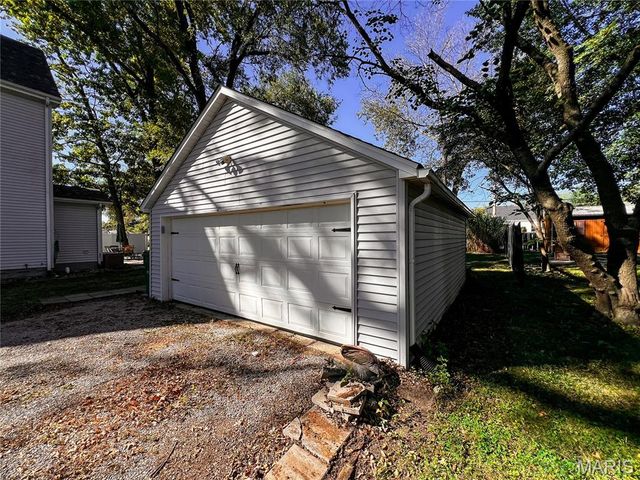 951 10th Street, Carlyle, IL 62231