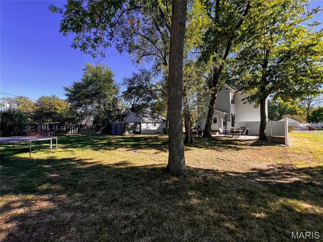 951 10th Street, Carlyle, IL 62231