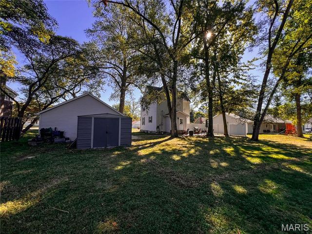 951 10th Street, Carlyle, IL 62231