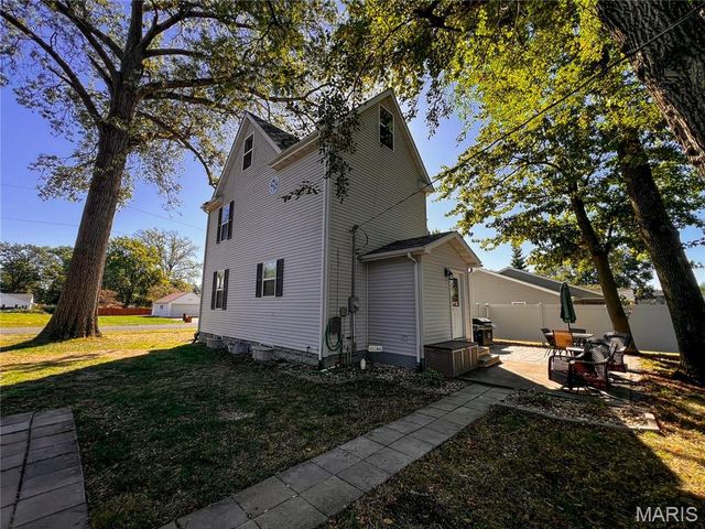 951 10th Street, Carlyle, IL 62231