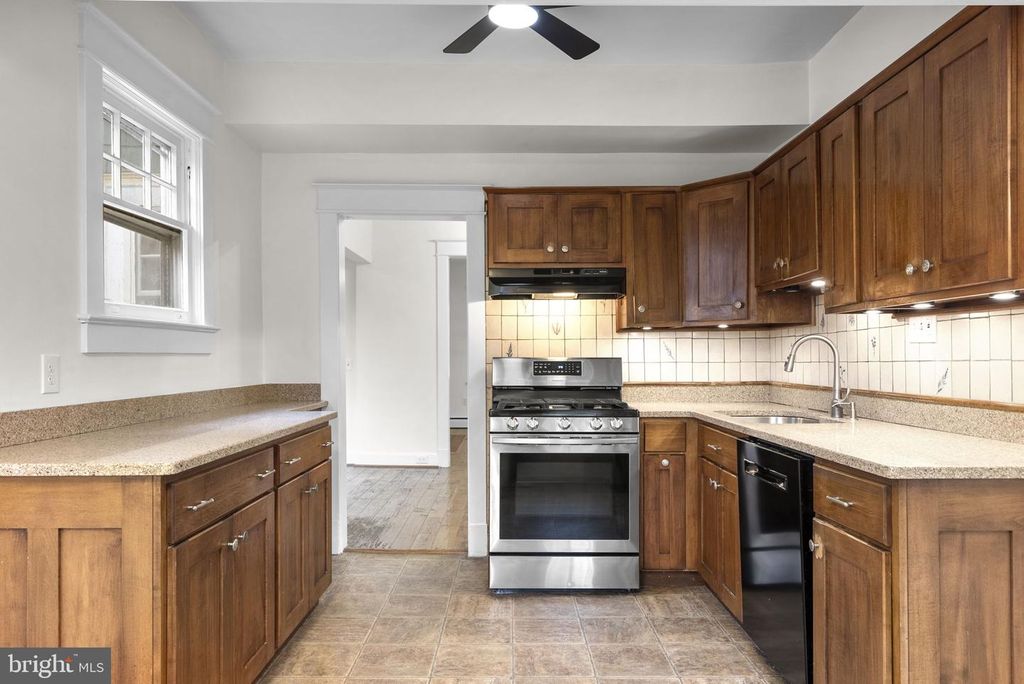 Image 10 of property listing at 9120 GLENRIDGE RD, Silver Spring, MD 20910