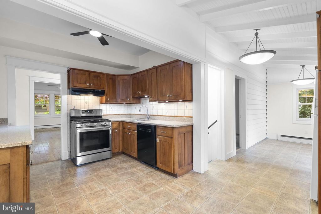 Image 11 of property listing at 9120 GLENRIDGE RD, Silver Spring, MD 20910