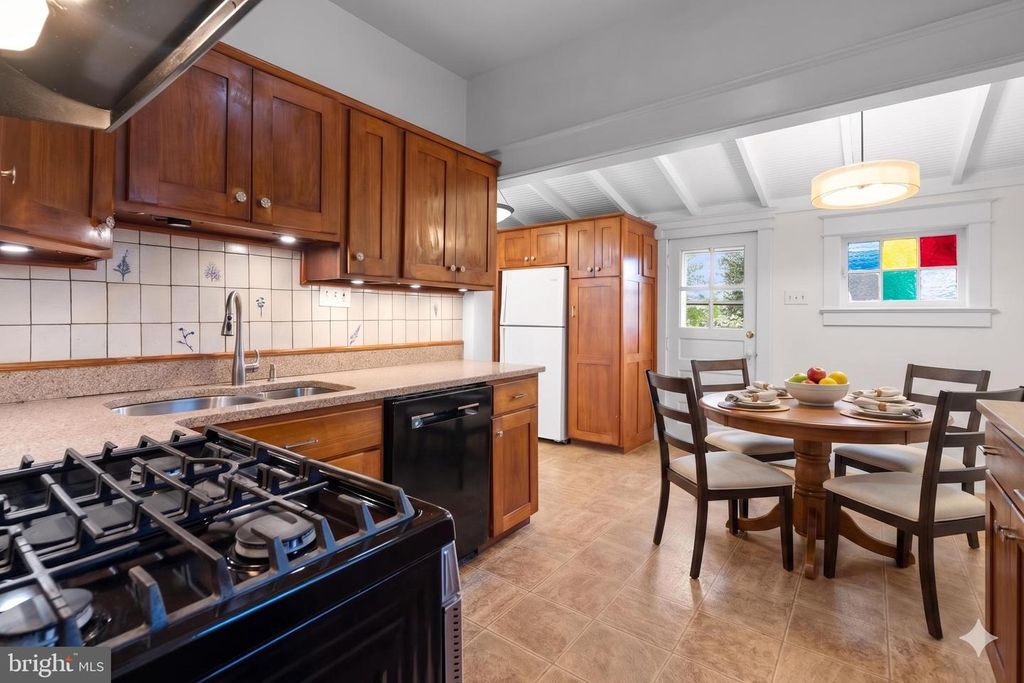 Image 12 of property listing at 9120 GLENRIDGE RD, Silver Spring, MD 20910