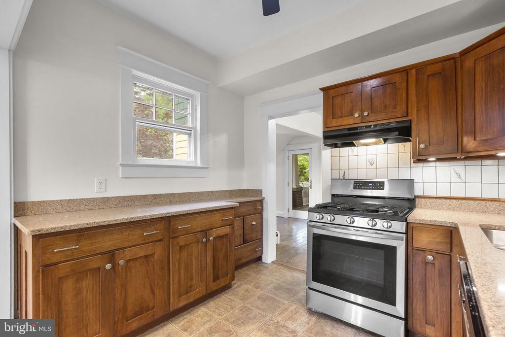 Image 14 of property listing at 9120 GLENRIDGE RD, Silver Spring, MD 20910