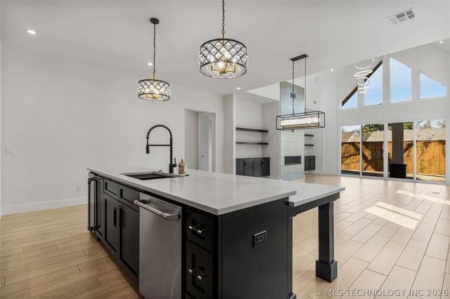 1029 E 38th Place, Tulsa, OK 74105