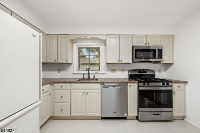 9 Fieldhedge Dr, Hillsborough Twp., NJ 08844