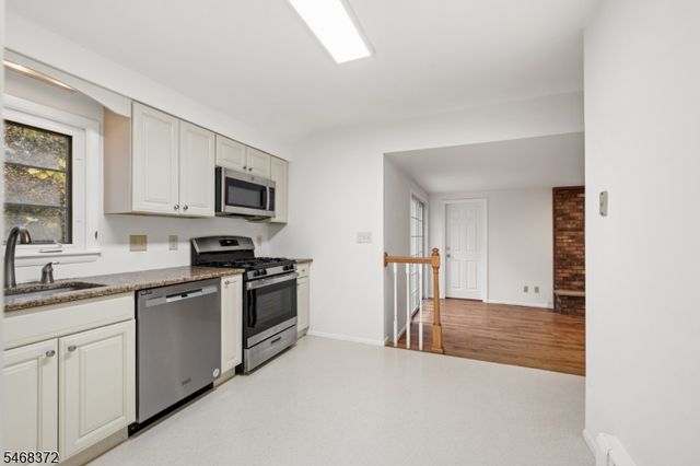 9 Fieldhedge Dr, Hillsborough Twp., NJ 08844