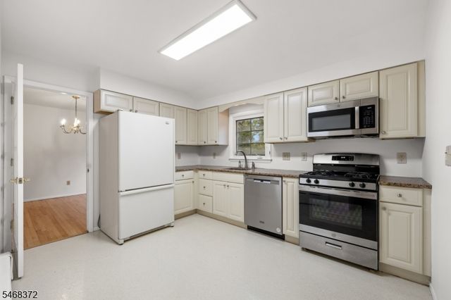 9 Fieldhedge Dr, Hillsborough Twp., NJ 08844