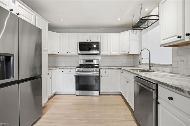 4813 Lonewillow LN, Virginia Beach, VA 23455