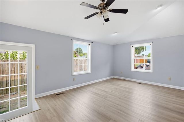 4813 Lonewillow LN, Virginia Beach, VA 23455