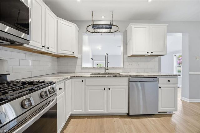 4813 Lonewillow LN, Virginia Beach, VA 23455