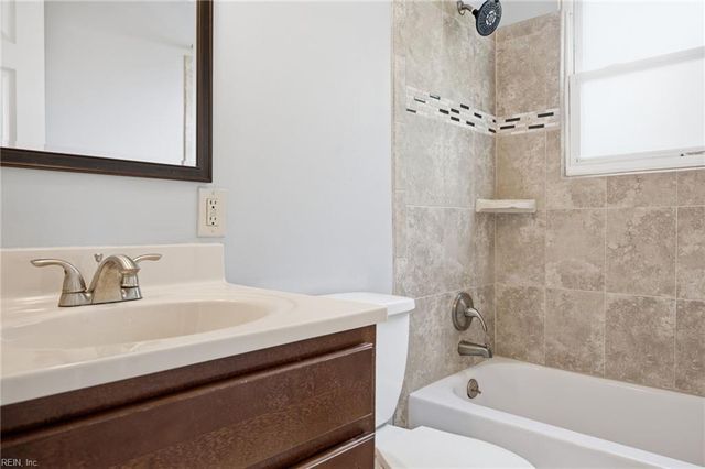 4813 Lonewillow LN, Virginia Beach, VA 23455