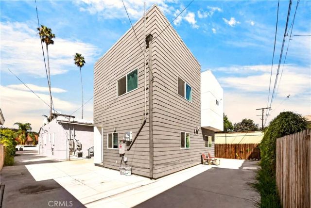 1302 W 35th, Los Angeles, CA 90007