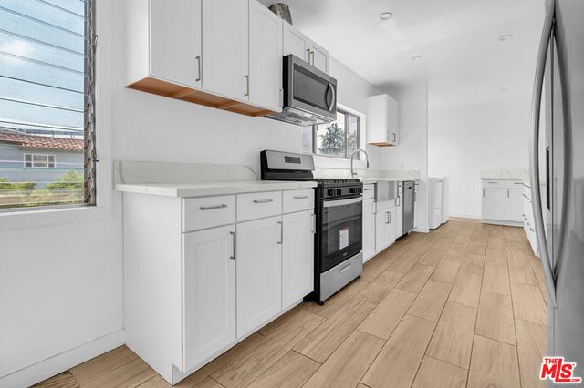 8300 Blackburn Avenue, Los Angeles, CA 90048