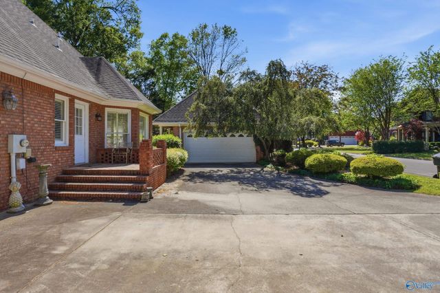 1544 Blackhall Lane SE, Decatur, AL 35601