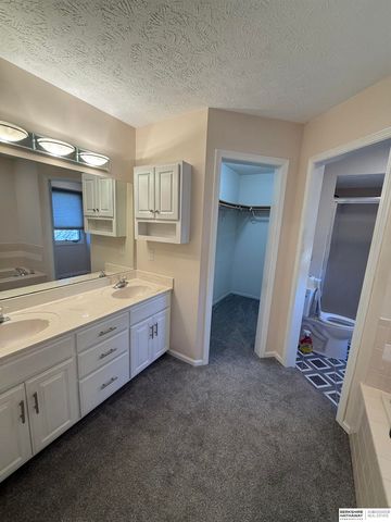 110 Fleetwood Drive, Papillion, NE 68133