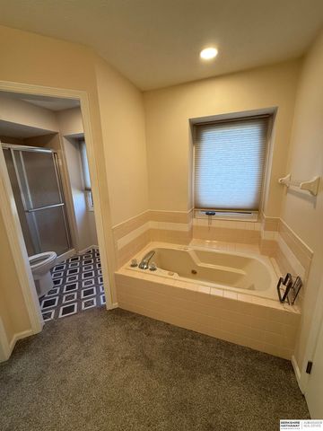 110 Fleetwood Drive, Papillion, NE 68133