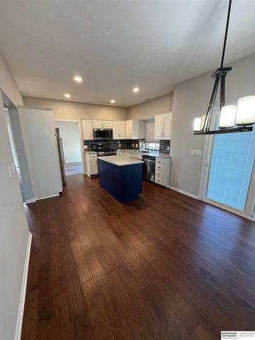 110 Fleetwood Drive, Papillion, NE 68133